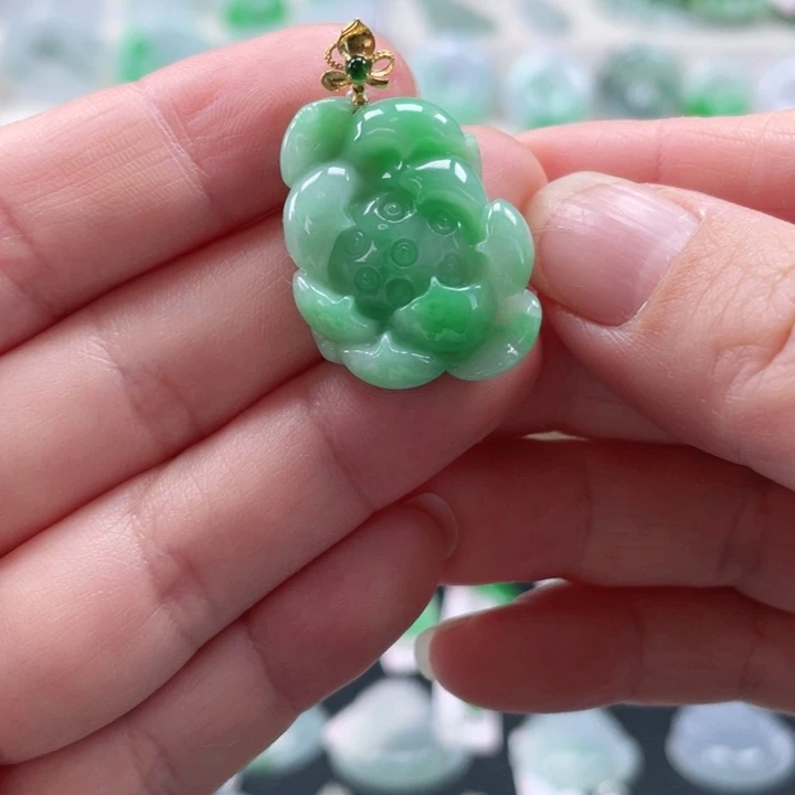 颈饰18K金镶嵌翡翠莲花