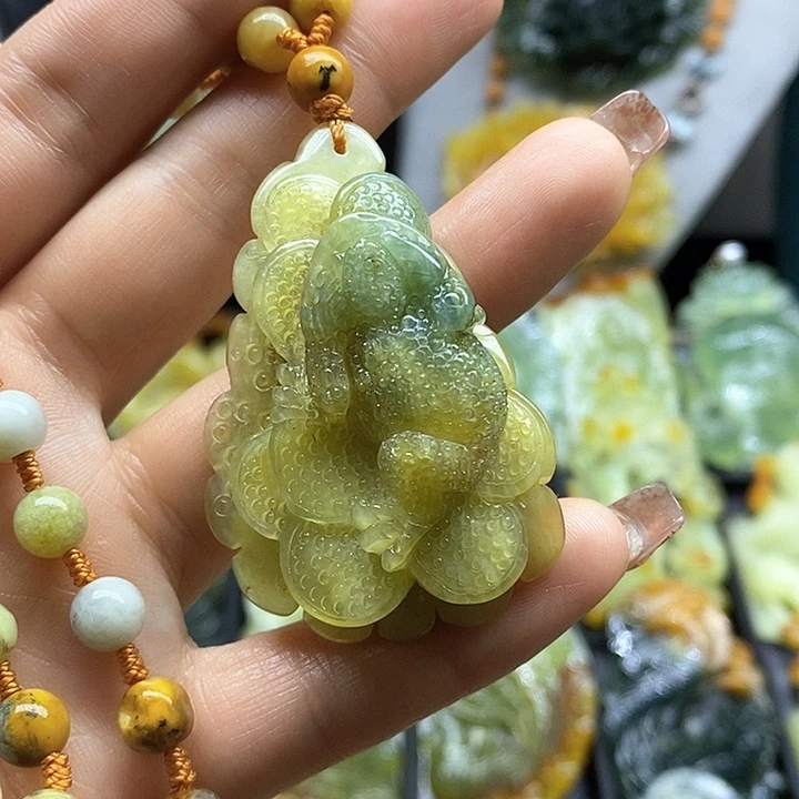 蛇纹石玉挂件未镶嵌