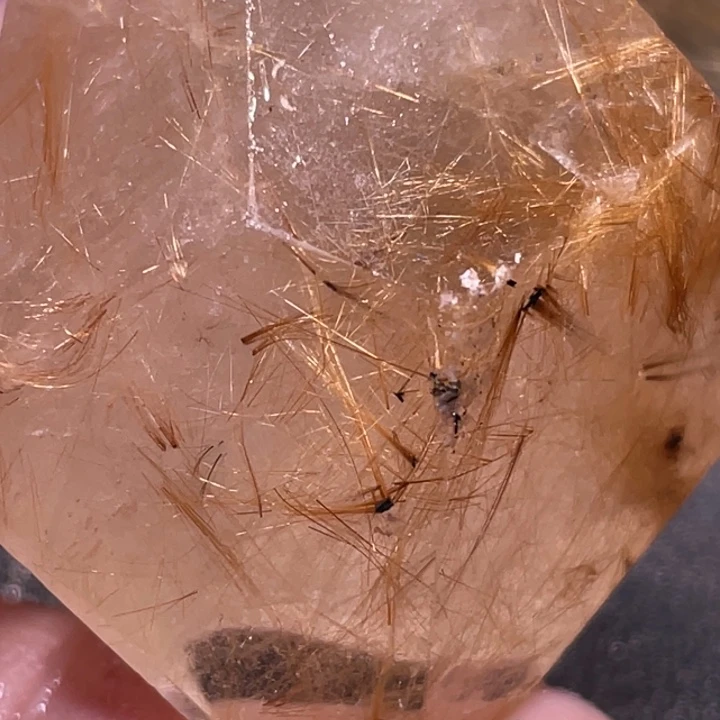 谢***吉颈饰未镶嵌发晶钛晶