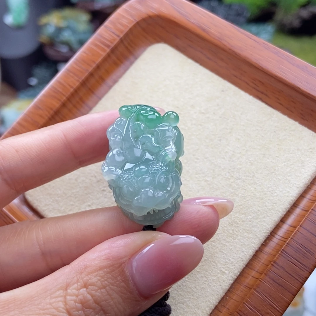 颈饰未镶嵌翡翠A14 高冰双色含珠貔貅