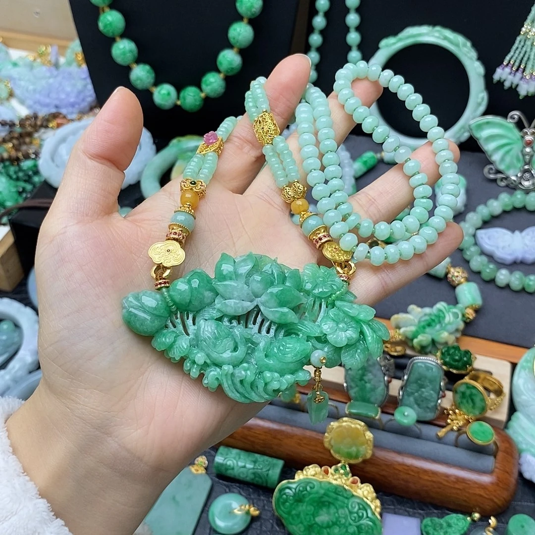 翡翠未镶嵌颈饰阳绿