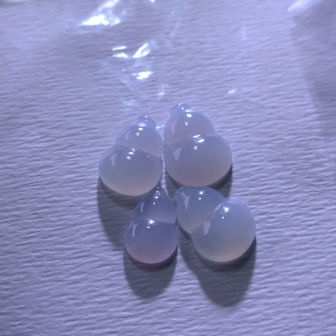 翡翠未镶嵌颈饰一手