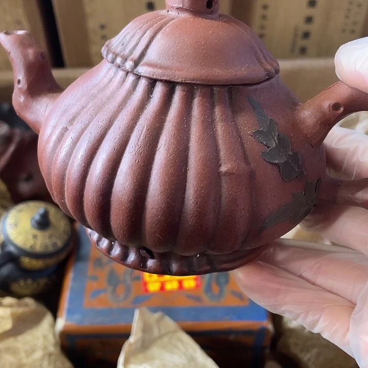 茶壶紫砂原矿泥料，手工制作的一把紫砂壶。