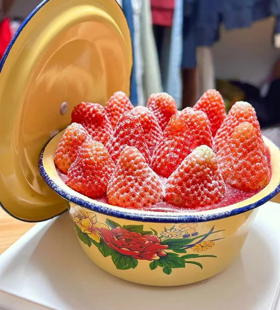 瓷盆动物奶油草莓蛋糕