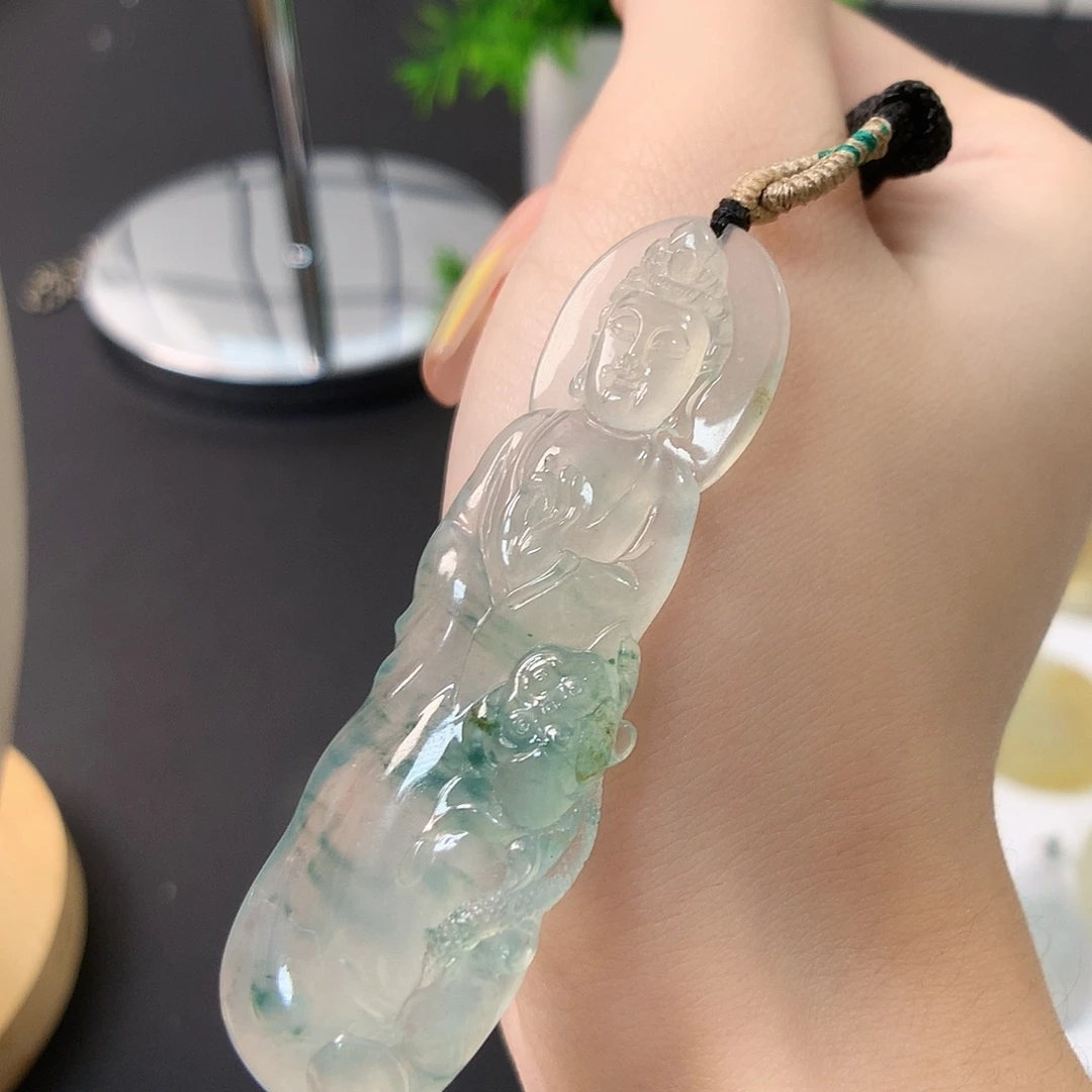 翡翠未镶嵌颈饰站观音