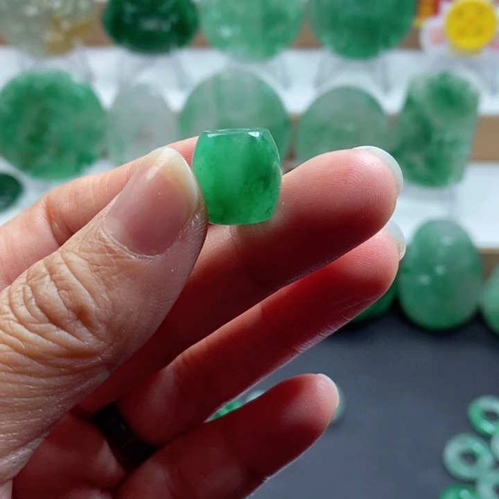 颈饰未镶嵌石英质玉非洲翠