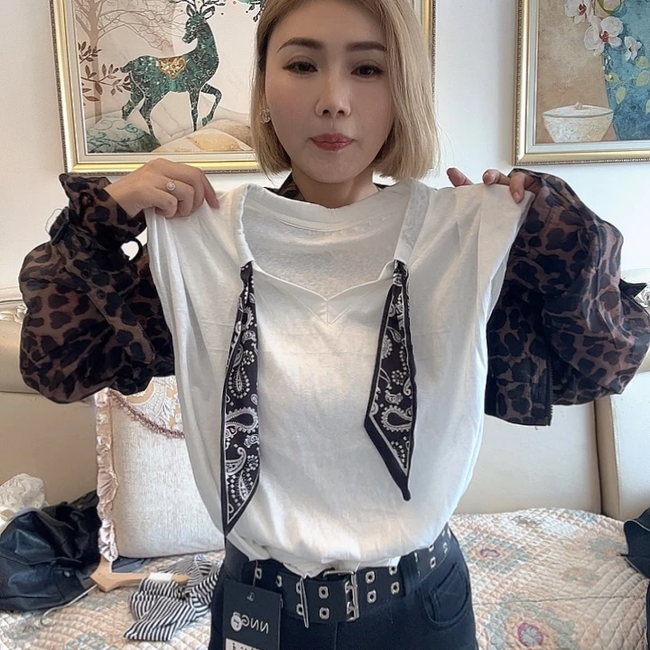 哈***提白色丝巾V领T恤显瘦