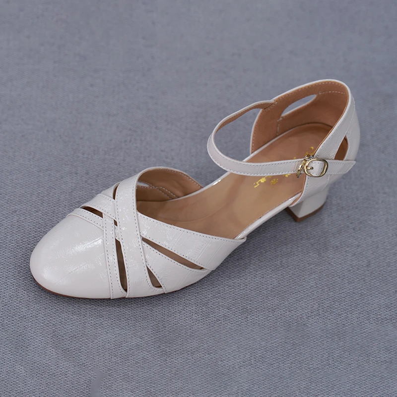 登云牛皮春夏女款透气白色真皮低跟凉鞋百搭舒适粗跟妈妈小码鞋