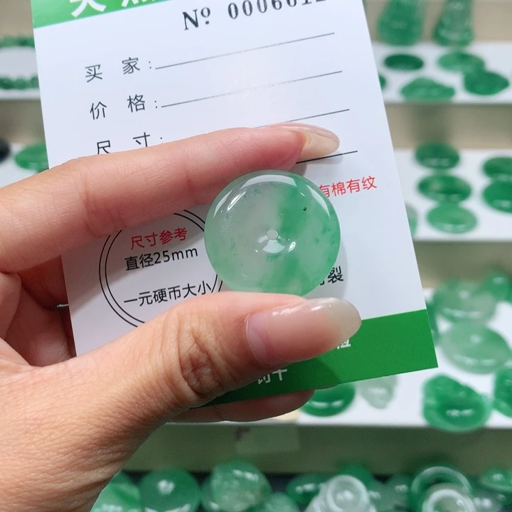颈饰未镶嵌石英质玉飞****?