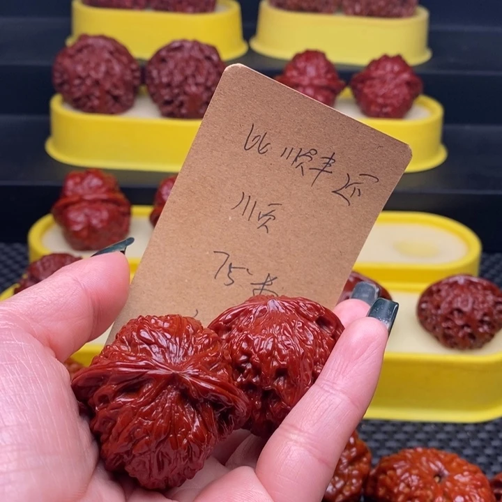 文玩核桃吊坠比****。磨盘