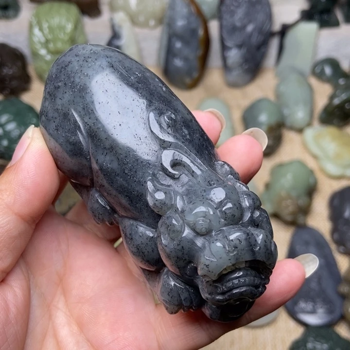 阿***郎和田玉未镶嵌颈饰