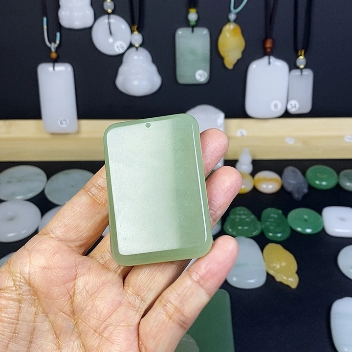 走***散石英质玉（金丝玉）未镶嵌颈饰