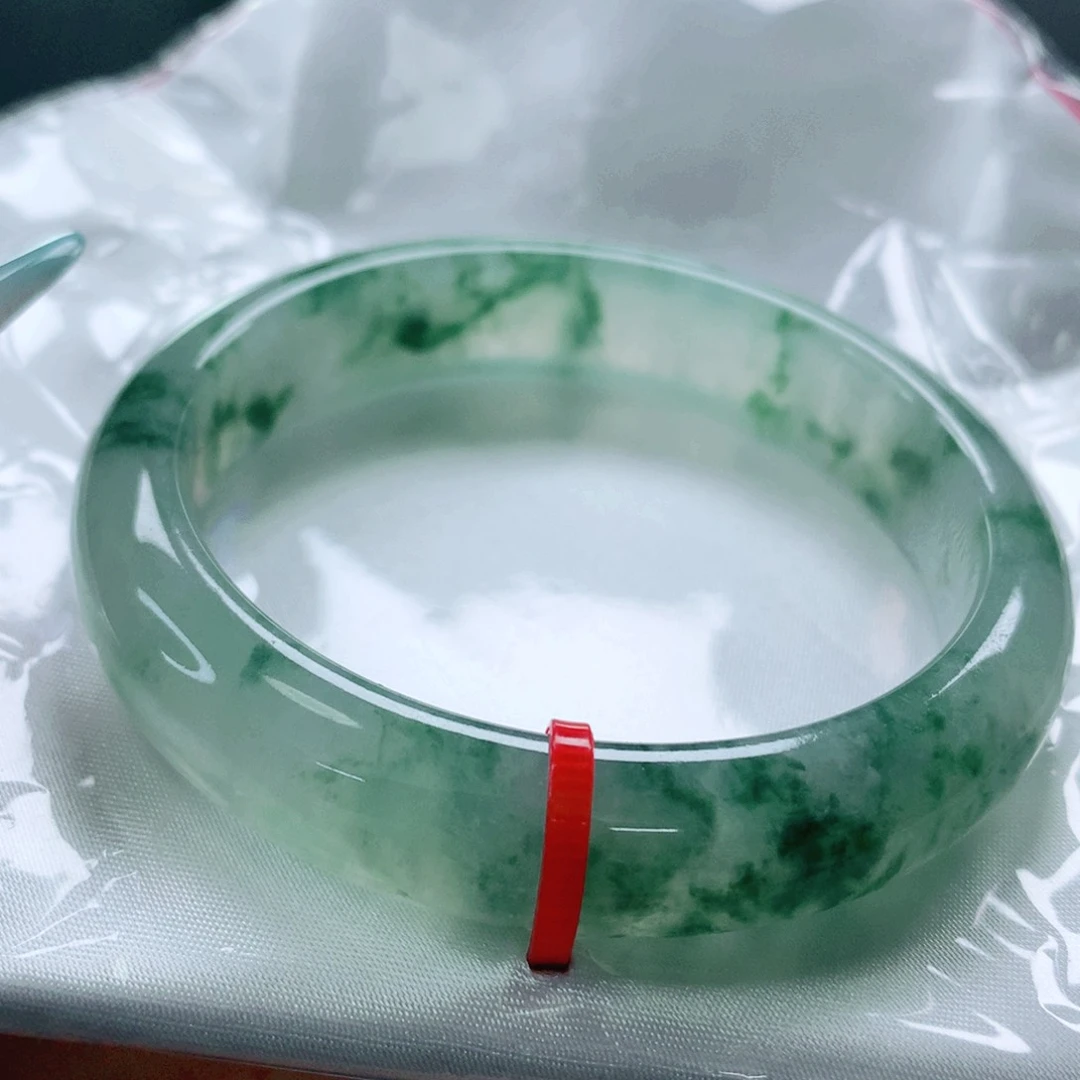 翡翠手镯未镶嵌57。
