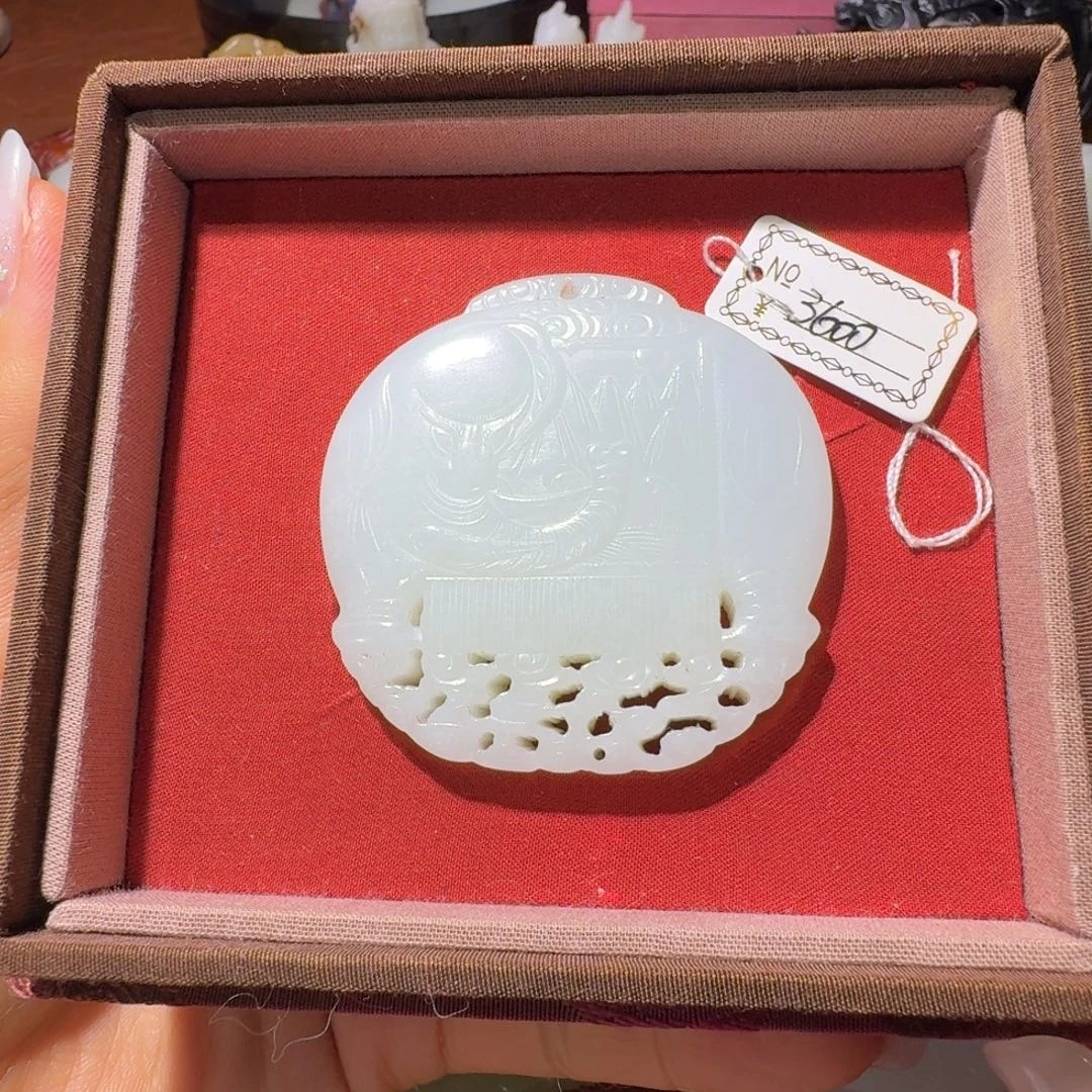 和田玉未镶嵌把件