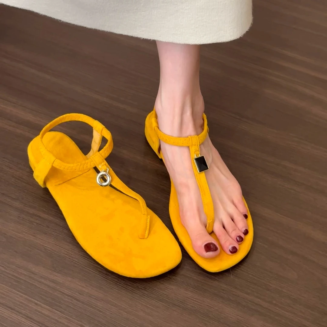 法式黄色粗跟夹趾凉鞋仙女鞋子2025夏季绒面配裙子旅游度假罗马鞋