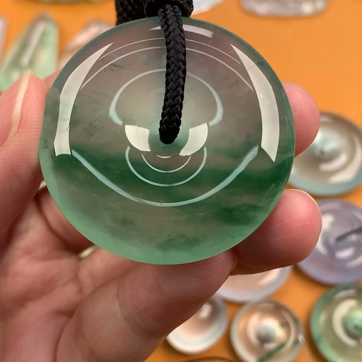 翡翠未镶嵌颈饰……