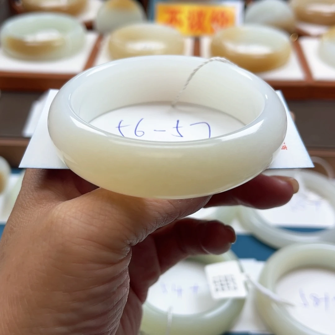 未镶嵌手镯和田玉花****6