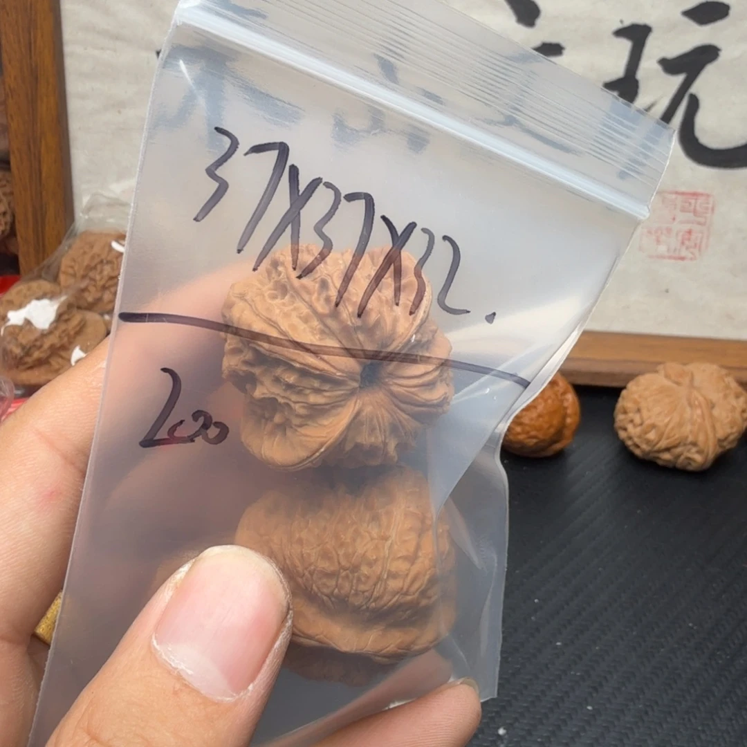 i***n文玩核桃吊坠37 血麒麟