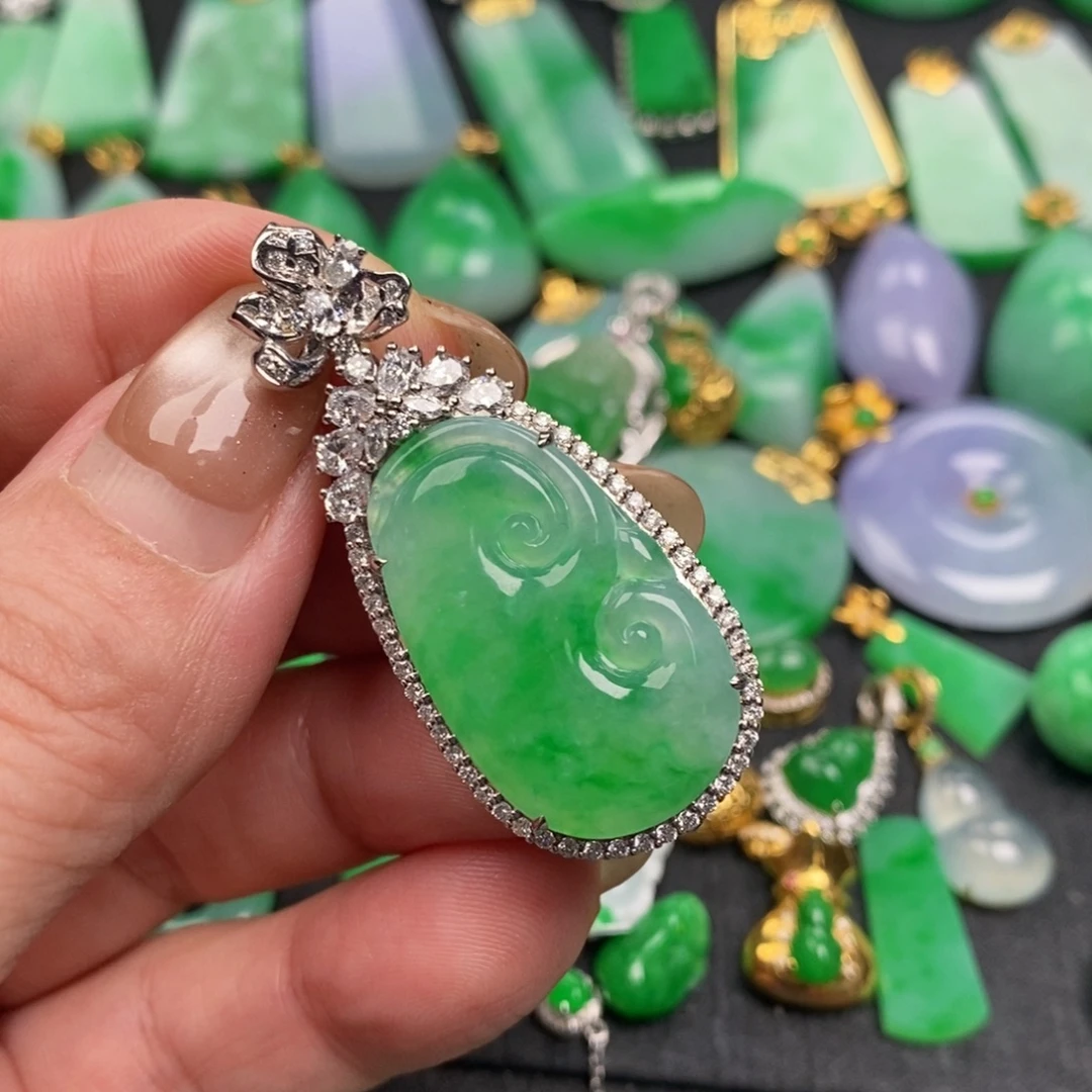 翡翠18K金镶嵌颈饰