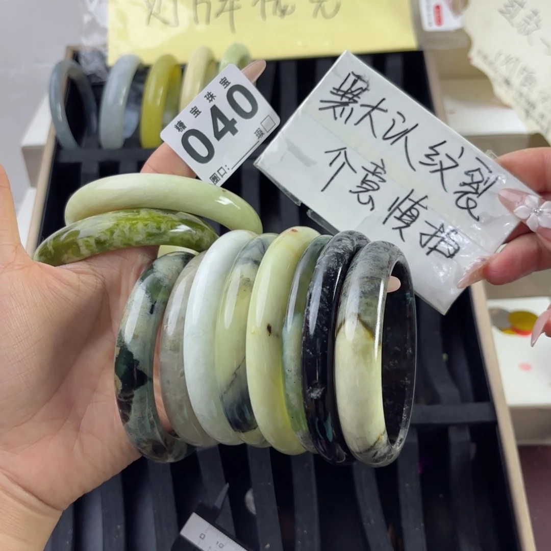蛇纹石玉未镶嵌手镯不****版
