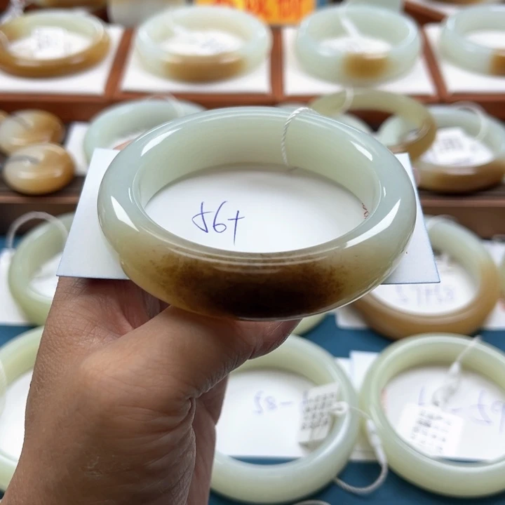 和田玉手镯未镶嵌。*