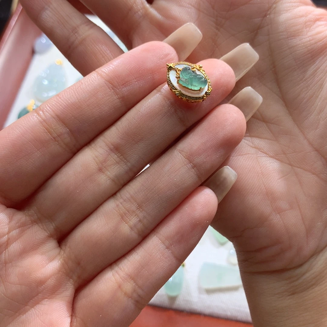 .***。颈饰18K金镶嵌翡翠翡翠