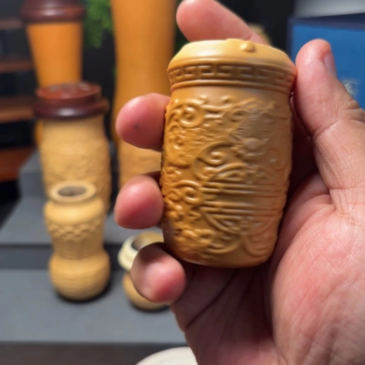 隐隐约约地看到一只大白狗和两