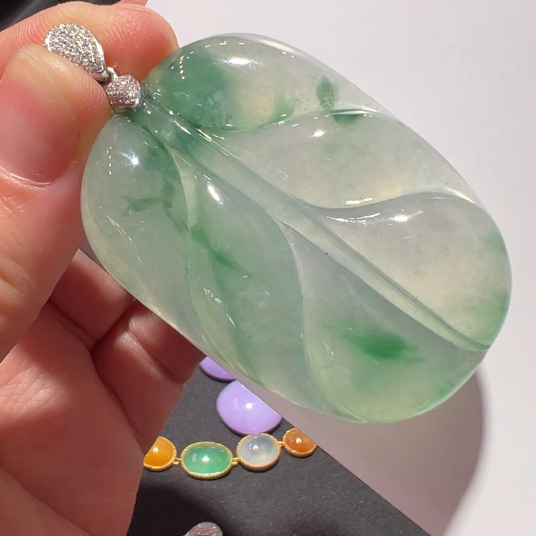 翡翠18K金镶嵌颈饰吊坠