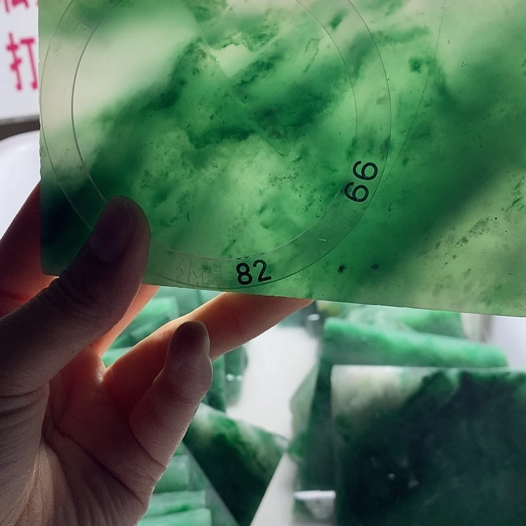 兰***子定制石英质玉（非洲翠）