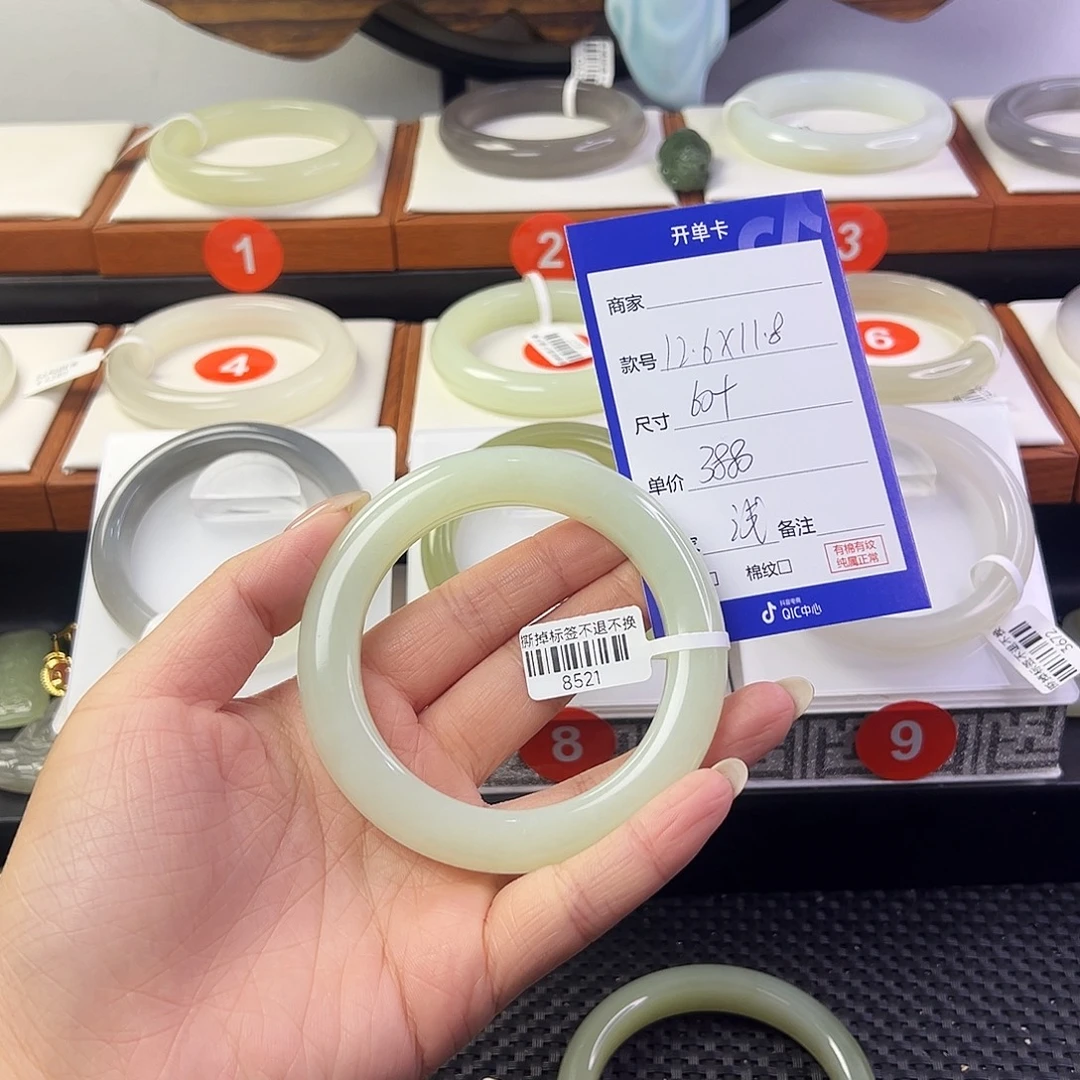 浅***和田玉未镶嵌手镯