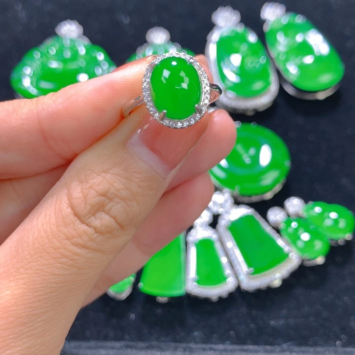 翡翠银S925镶嵌戒指一个