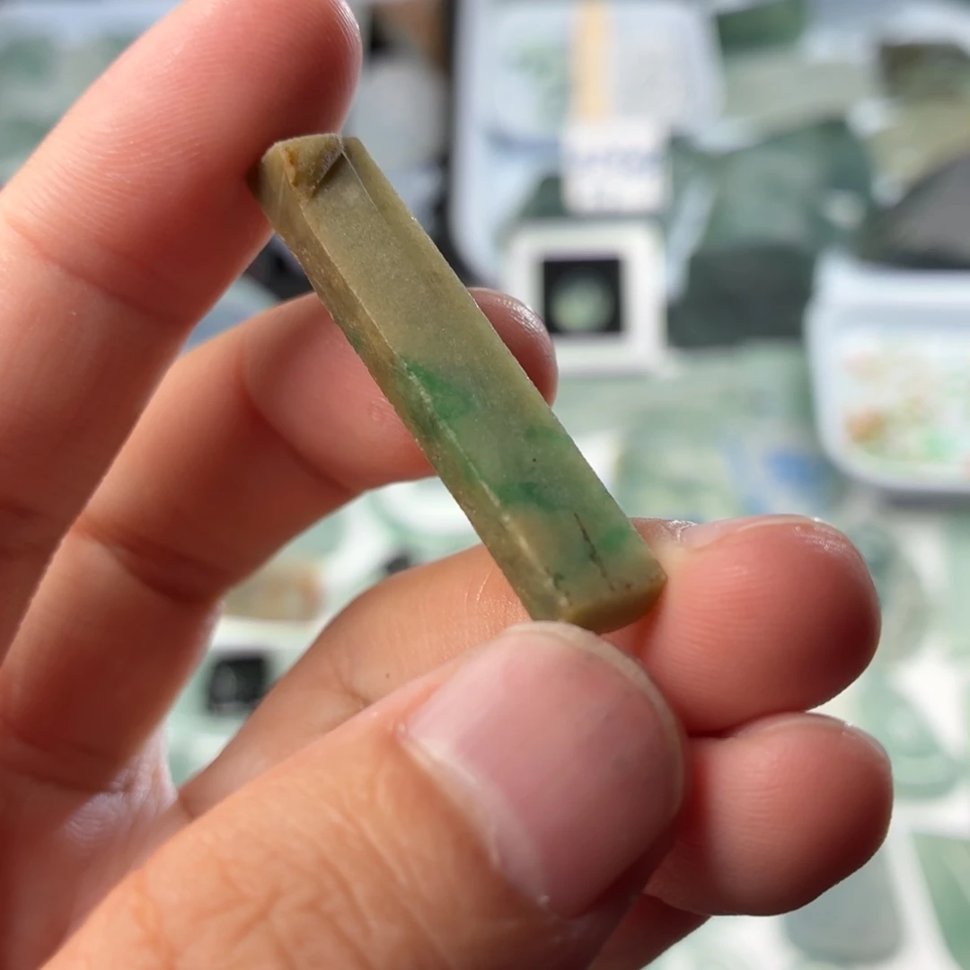 定制翡翠未镶嵌天然缅甸翡翠a货飘绿花边角料