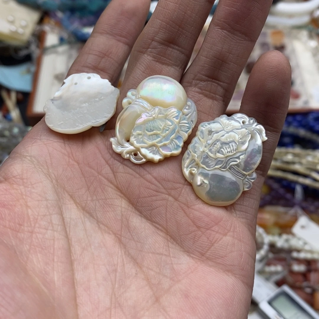 玛瑙/玉髓未镶嵌珠宝半成品一个天然白蝶贝葫芦牡丹花