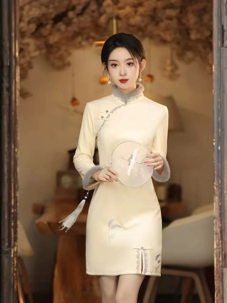 1569 米色 灰毛 短款 旗袍