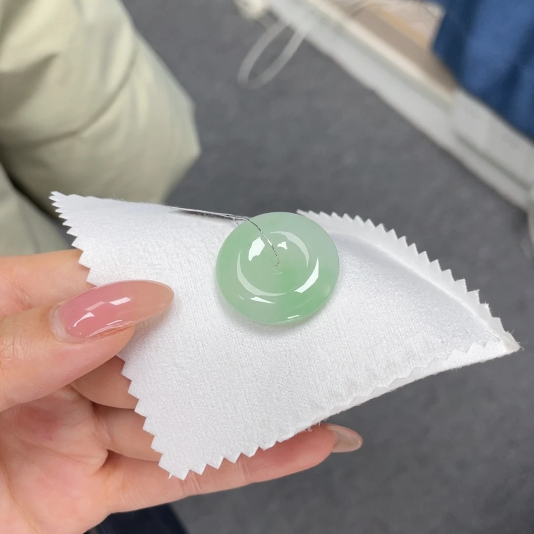 翡翠颈饰未镶嵌平安扣