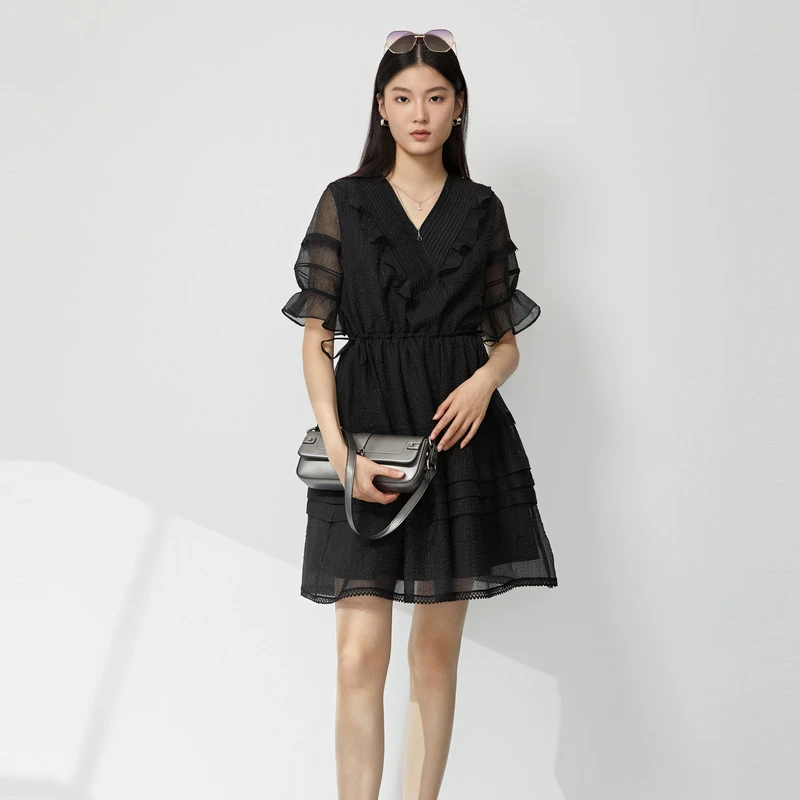 圣迪奥女装时尚V领风琴褶荷叶边收腰泡泡袖连衣裙S23281215