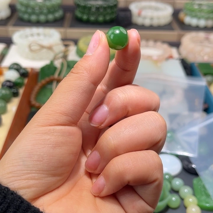 好***工和田玉未镶嵌颈饰卡12冰阳绿单珠