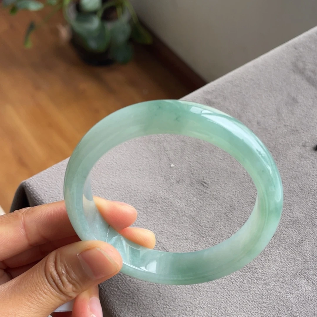 翡翠未镶嵌手镯绿底