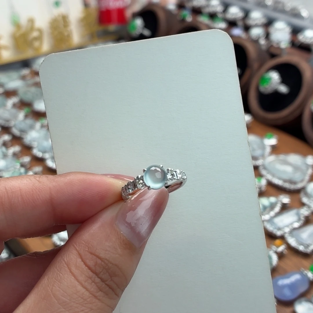 翡翠18K金镶嵌颈饰蛋面戒指