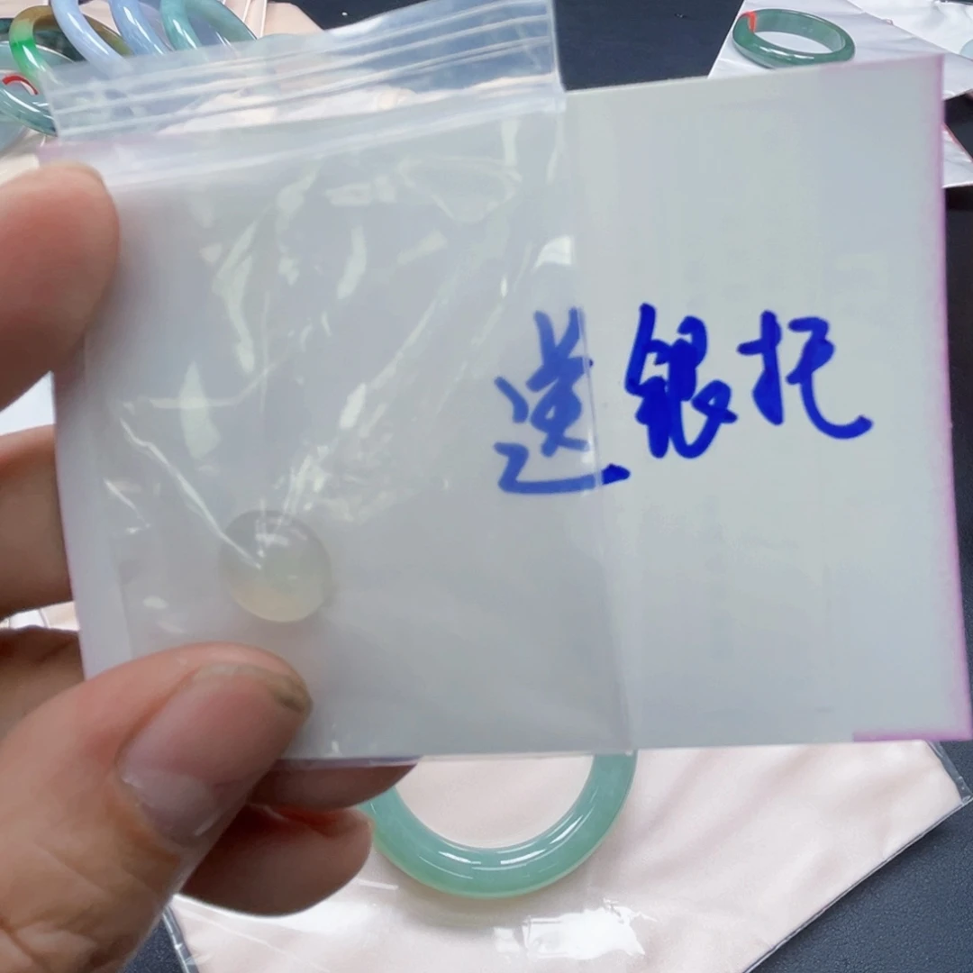 翡翠手镯未镶嵌大**姐