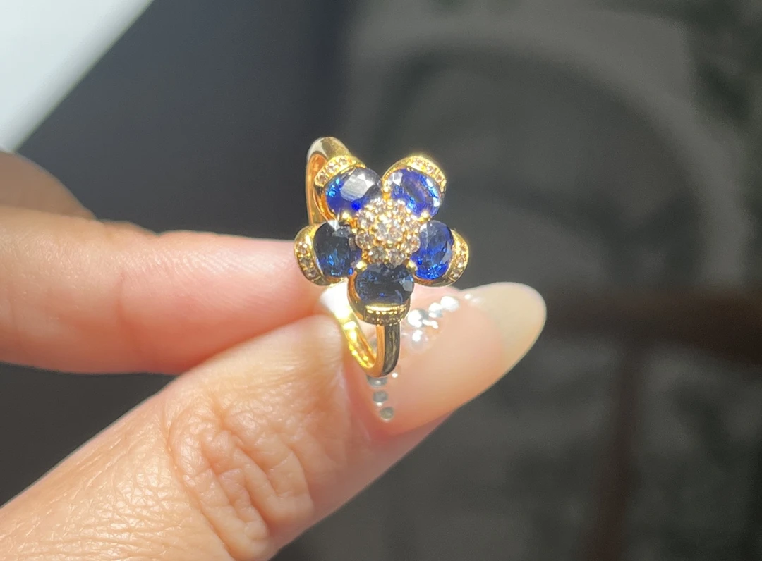 18K金镶嵌彩蓝宝戒指  主石约；1.56ct