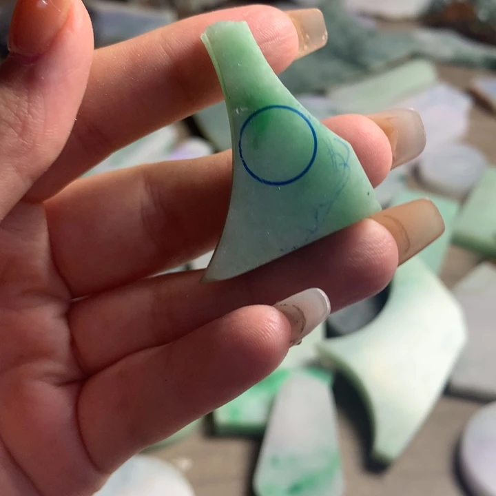 翡翠颈饰未镶嵌小*花