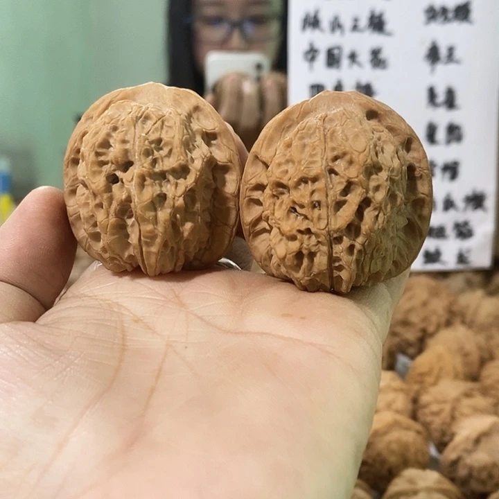 吊坠文玩核桃血麒麟40虫眼儿