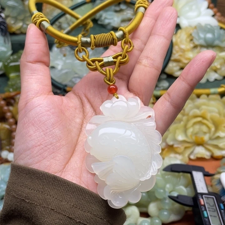 蛇纹石玉吊坠合金