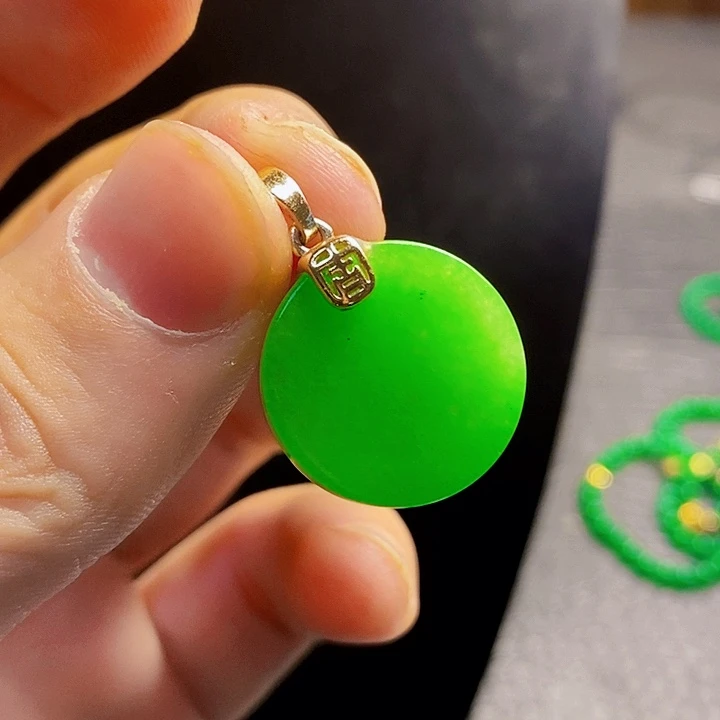 翡翠18K金镶嵌颈饰