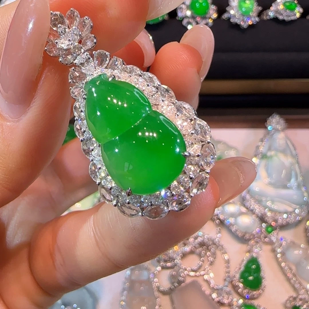 翡翠18K金镶嵌颈饰葫芦