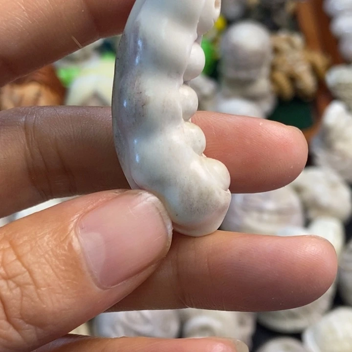配饰鹿角雕刻一个出