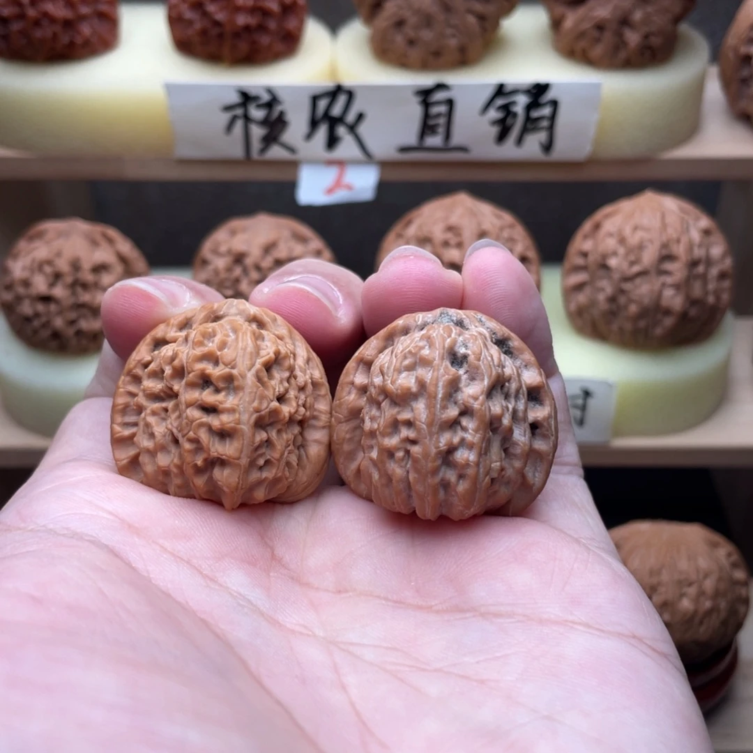 文玩核桃吊坠全品白狮子手捻32交友价