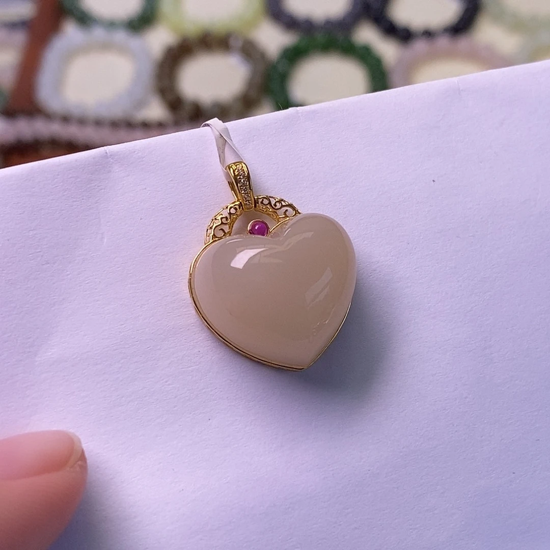 颈饰未镶嵌和田玉金镶浓藕粉爱心吊坠