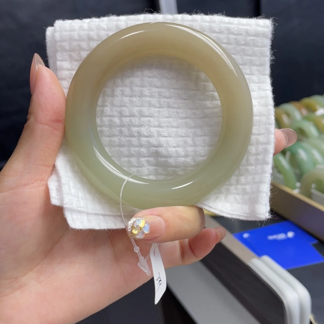 未镶嵌手镯石英岩玉佳*